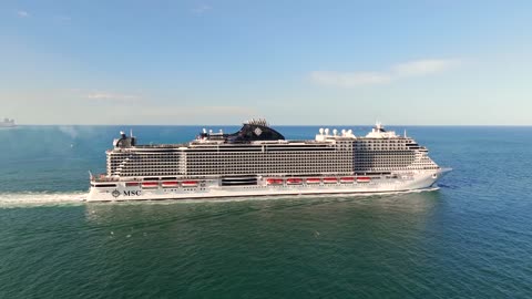 Giant Cruise Ship: DJI Air 3