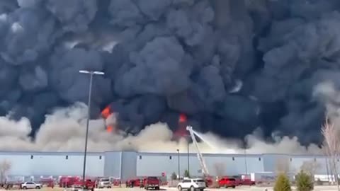 Another food distribution center "mysteriously" falls victim to a massive blaze 🔥 🤔