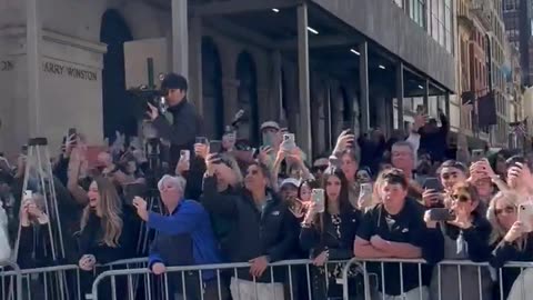 NOW: DJT returns to Trump Tower after Day 6. People line the streets of NYC