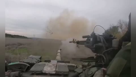 Russian Towed Artillery Convoy runs straight into Ukranian Tanks and Infantry