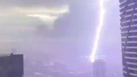 Lightning Bolt Falls On Building During Stormy WeTheR