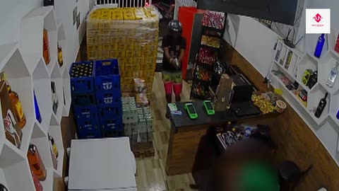 Homens trocam tiros em depósito de bebidas