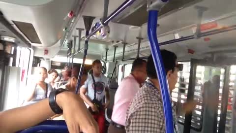 Falla en el aire acondicionado obliga a pasajeros a evacuar bus de Transcaribe