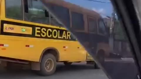 Little sister adorably welcomes big brother home from school