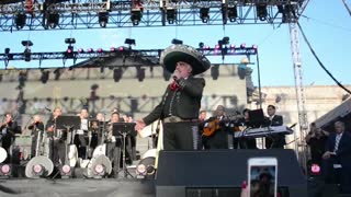 Vicente Fernández vuelve a los escenarios durante un homenaje en México