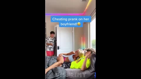 Cheating prank on her boyfriend！