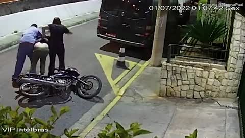 Shocking moment brave Brazilian couple turn the tables on motorcycle mugger.