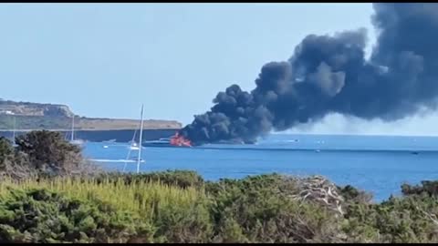 A spectacular fire devours a 25 million euro yacht off the coast of Formentera