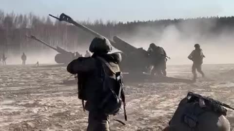 Crews of Russian D-30 howitzers of the Airborne Forces are firing at the the Ukrainian Armed Force