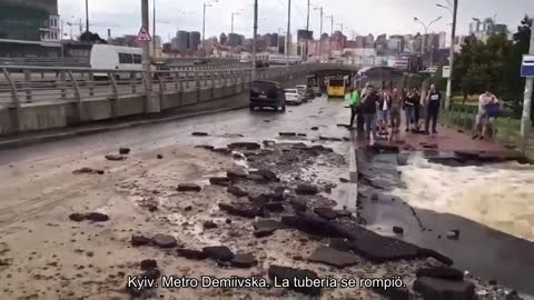 Kyiv. Metro Demiivska. La tubería se rompió.