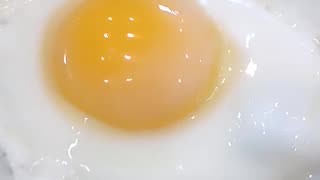 Soft fried egg 🍳 | Making Food Up