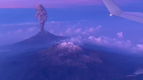 Stunning footage of Popocatépetl Volcano erupting from airplane window