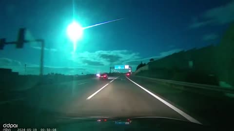 ☄️ Meteor Flashes Across Night Sky Over Portugal