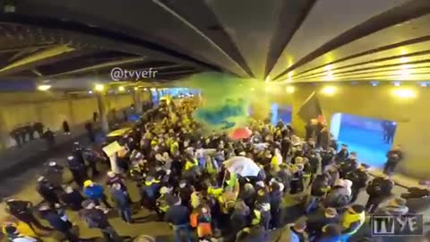 Yellow-vest Protestors against COVID-19 tyranny in Paris hit the Tunnel Du Boulevard de Bercy