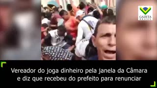Vereador do Maranhão joga dinheiro pela janela e diz que recebeu do prefeito para renunciar