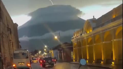 Guatemala’s Acatenango Volcano producing volcanic lightning