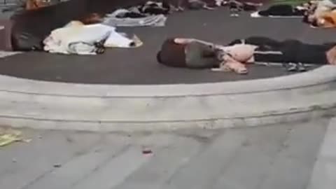 Chinese people forced to sleep on the streets because they missed a PCR test