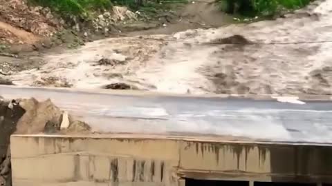 ★Amazing flash flood in History caught on camera-angry mother nature part-1