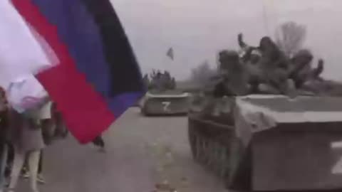 Immagini della colonna di carri armati del battaglione RUSSO in partenza da Mariupol.I soldati RUSSI, che sono tornati a Donetsk,sono stati accolti con fiori e bandiere.dopo l'annuncio che la città è stata liberata dai nazisti ucraini di Azov