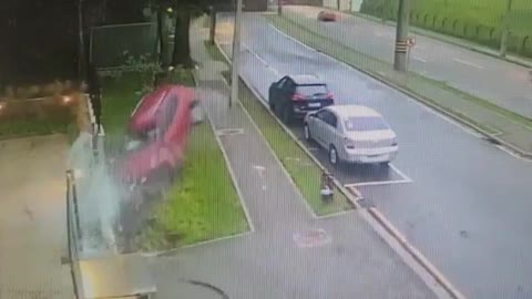Motorista tem mal súbito e bate contra um muro, Curitiba-PR