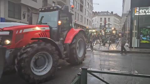 European farmers heading towards the EU headquarters by breaking POLICE ROADBLOCKS in Brussels