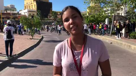 La Policía con el grupo de Carabineros trata de dispersarlos.