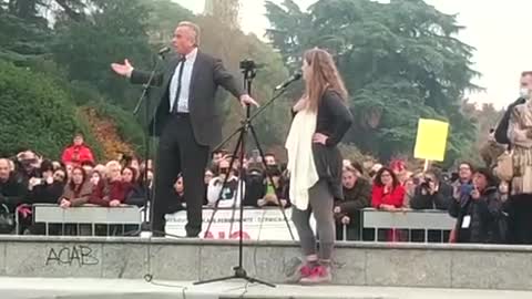 MILANO ARCO DELLA PACE ,MANIFESTAZIONE NO GREEN PASS .DISCORSO DI ROBERT KENNEDY JUNIOR - PARTE 1