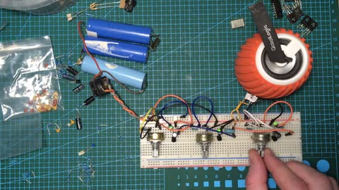 Simple analog DIY synthesizer using just a few components