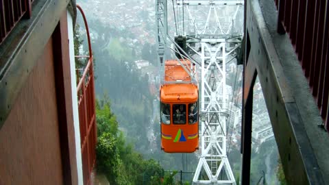 Llegada del teleférico a estación. Arrival of the cable car to the station.