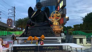 Una estatua de aspecto demoníaco enfrenta a adoradores y detractores en Bangkok