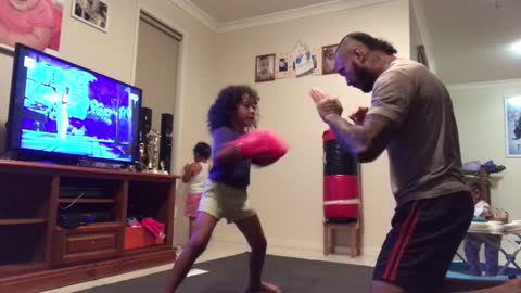 Niña de 5 años entrena con su papá para convertirse en boxeadora