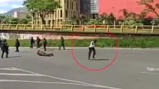 Video: Dejó inconsciente de una patada a una mujer Policía en los disturbios