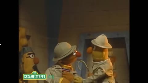 Classic Sesame Street - Bert and Ernie (Egyptian Pyramid)