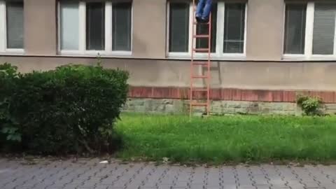 Man takes down Ukrainian flag in Slané, Czechia