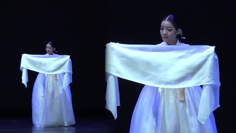 Korean Trasitional Dance - "SALPURI" (mean Comporting one's Soul)