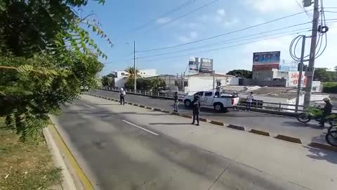 Parada de la manifestación a la altura del centro comercial Los Ejecutivos.