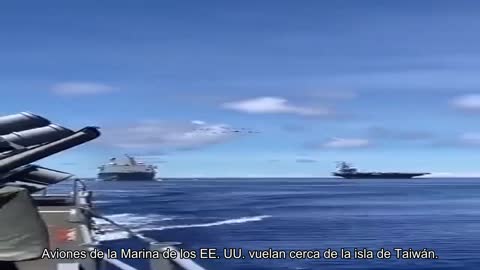 Aviones de la Marina de los EE. UU. vuelan cerca de la isla de Taiwán. Al mismo tiempo, China está