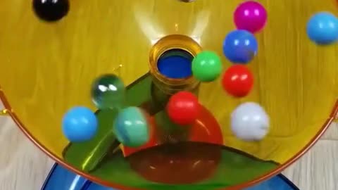 Arrange the colorful balls in rotation from top to bottom