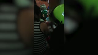 Video: Con ayuda de dos patrulleros de la Policía, una mujer venezolana dio a luz en Bucaramanga