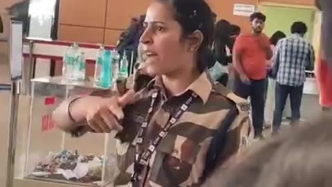 kagana ranaut today chandigarh airport with fight indian army kulvinder kaur