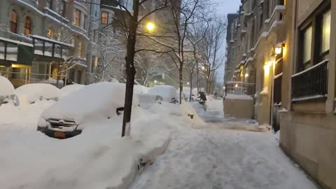 Snežne Njujorške ulice, pada sneg celu noć!