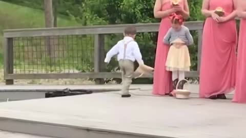 Kids add some comedy to a wedding - Top Fails