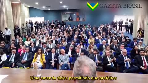 Bolsonaro é aplaudido no Conselho Federal de Medicina ao falar "Randolfe fala fino Rodrigues"