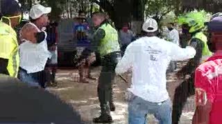 [Video] Policía y mototaxista protagonizan pelea en plena vía