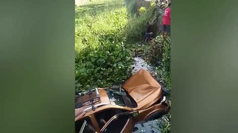 Locals rescue stranded passengers after pickup truck crashes into creek in the Philippines