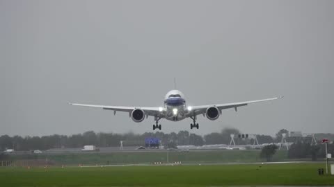 777 Pilot Loses Control Moments Before Touchdown