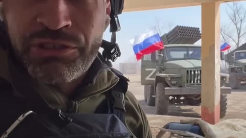 Il corrispondente di RT mostra il bombardamento missilistico delle posizioni naziste ucraine.Murad Gazdiev ha mostrato come i lanciamissili russi bombardano le posizioni dei nazisti di Azov nella zona industriale di Azovstal