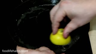 Truco de cocina: Usando limón para limpiar manchas en sartenes
