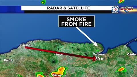 Humo negro llena partes de Matanza, Cuba mientras rescatistas luchan contra un incendio