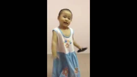 Little Cute Girl Sing a Song called "Con Co Be Be"